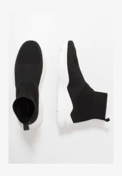 Pier One Sneaker High - Black/white 9 Pier One Sneaker High - Black/white -Pier One 10ccf7ff9f224e04a47124c133fa2a1f