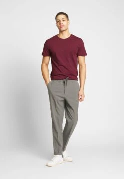 Pier One 3 PACK - T-Shirt Basic - White/dark Blue/red 9 Pier One 3 PACK - T-Shirt Basic - White/dark Blue/red -Pier One 7d46c406b4f84647b7fcf18328327658