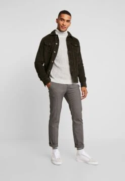 Pier One -Pier One f235db7263944de8a0e5e43098d35a90